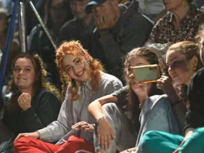 Jóvenes programando danza