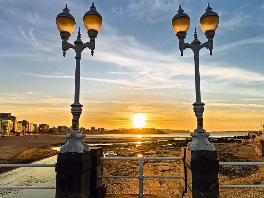 Imagen de dos farolas de la playa al atardecer