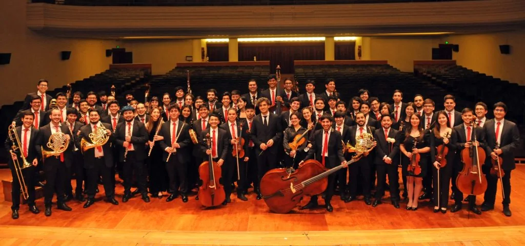 Orquesta Sinfónica Nacional Juvenil junto al director Helmuth Reichel